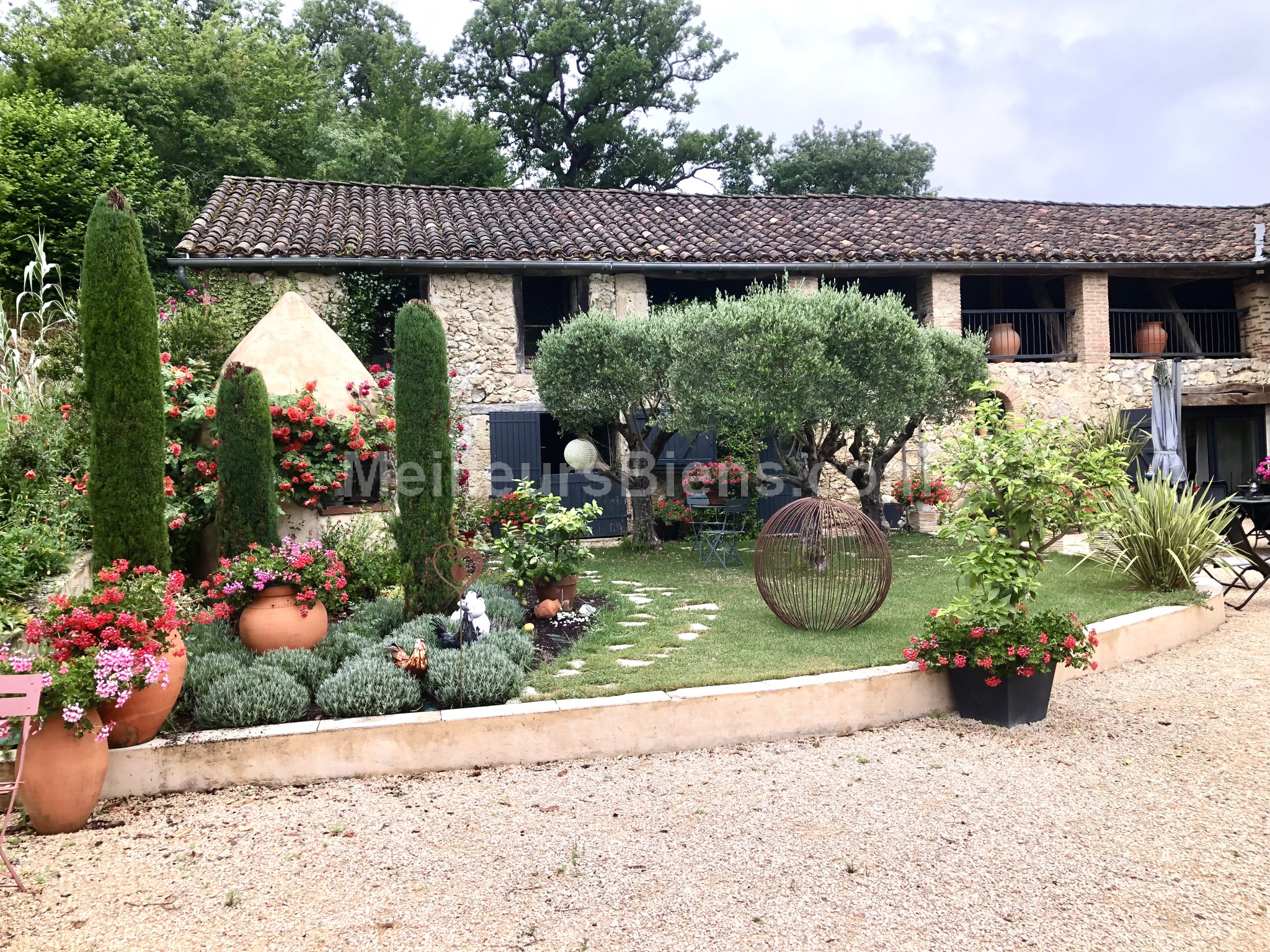 Grange en pierre rénovée de façon contemporaine et son gite indépendant.