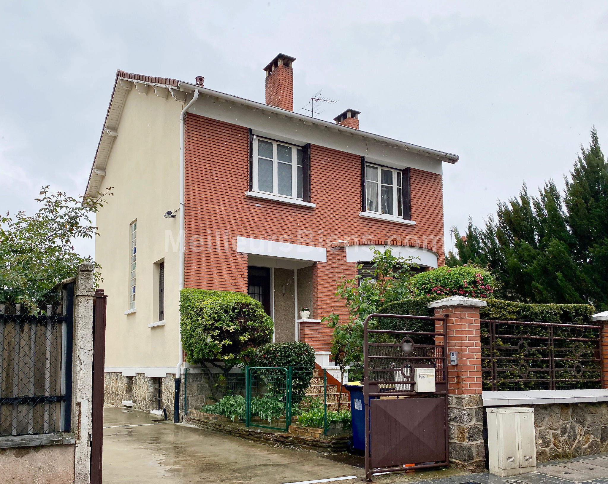Maison 110 m2 avec sous-sol+maison 33 m2+entrepôt 108 m2+garage 20 m2 sur parcelle de 914 m2 constructible